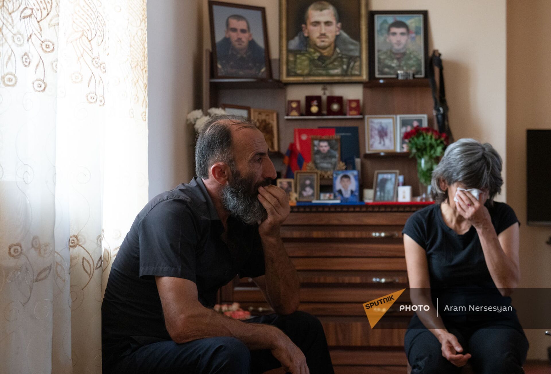 Родители погибшего военнослужащего Анании Арамяна у уголка памяти сыну - Sputnik Армения, 1920, 14.09.2021