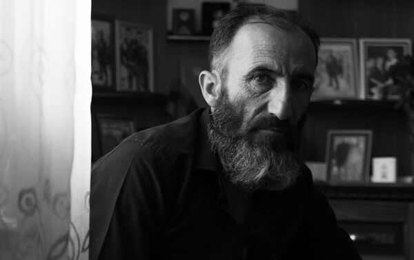 Отец погибшего военнослужащего Анании Арамяна Самвел у уголка памяти сыну - Sputnik Армения