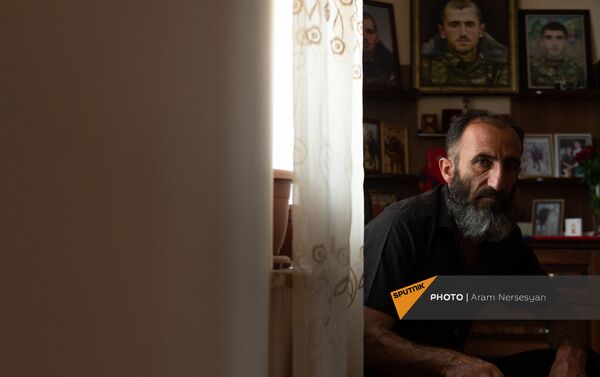 Отец погибшего военнослужащего Анании Арамяна Самвел у уголка памяти сыну - Sputnik Армения