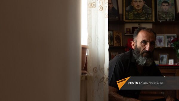 Отец погибшего военнослужащего Анании Арамяна Самвел у уголка памяти сыну - Sputnik Արմենիա