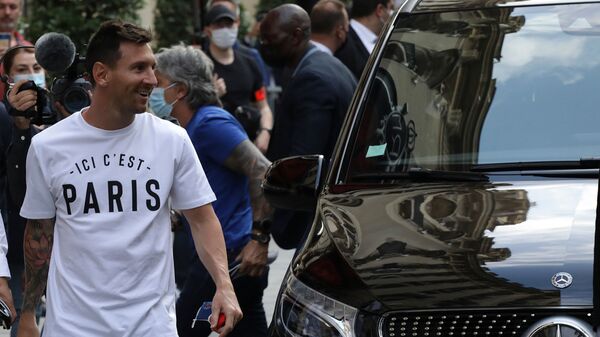 Лионель Месси приезжает в отель в Париже (10 августа 2021). Франция - Sputnik Армения
