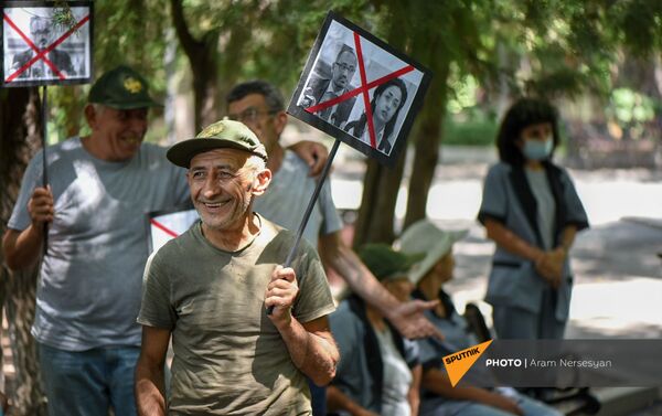 Акция протеста сотрудников Ереванского зоопарка против бывшего директора (11 августа 2021). Еревaн - Sputnik Армения