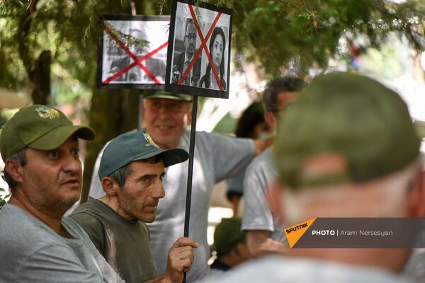 Сотрудники Ереванского зоопарка с баннерами и плакатами во время акции протеста против бывшего директора - Sputnik Армения