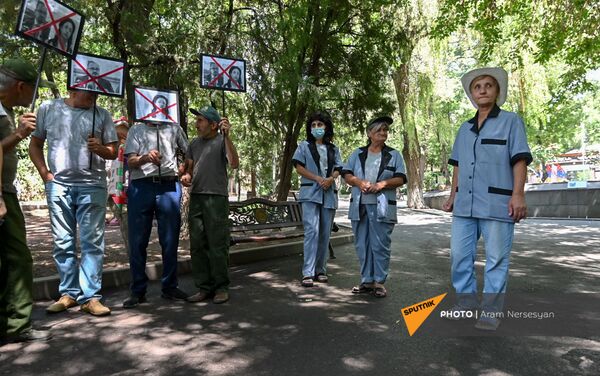 Акция протеста сотрудников Ереванского зоопарка против бывшего директора (11 августа 2021). Еревaн - Sputnik Армения