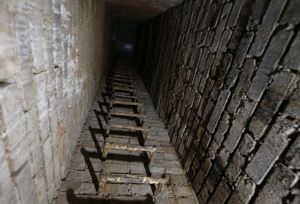 Спасательная лестница в ядерном убежище времен холодной войны в пятизвездочном отеле Jalta в центре Праги. - Sputnik Армения