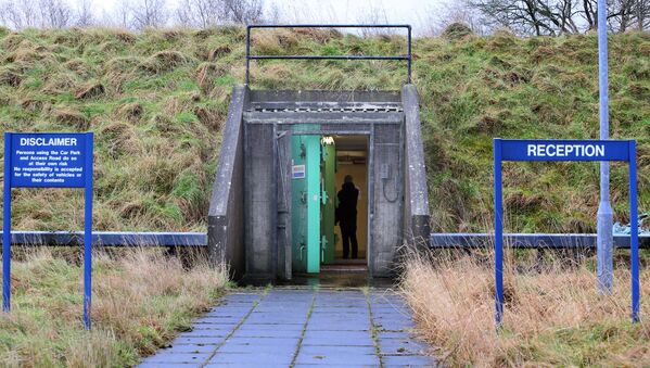 Двери у главного входа в ядерный бункер на окраине Баллимена в Северной Ирландии. Строительство бункера началось в 1987 году. Сильно укрепленное подземное убежище было спроектировано для размещения 235 VIP-персон и включает общежития, кухонные помещения и дезактивационные камеры. Сейчас оно выставлено на продажу за более чем полмиллиона фунтов стерлингов. - Sputnik Армения