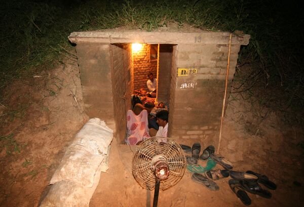 Жители приграничных индийских деревень укрываются в бункере индийской армии во время предполагаемой стрельбы с пакистанской стороны. - Sputnik Армения