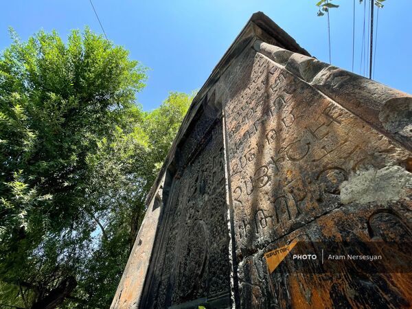 Надписи на памятнике-хачкаре в Канакере - Sputnik Армения