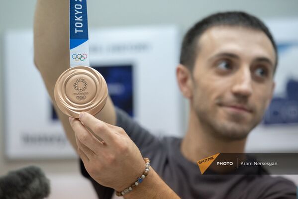 Бронзовый призер Олимпийских игр Артур Давтян на пресс-конференции показывает свою медаль - Sputnik Армения