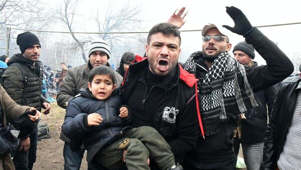 Сирийские беженцы у контрольно-пропускного пункта Пазаркуле на границе Турции - Sputnik Армения