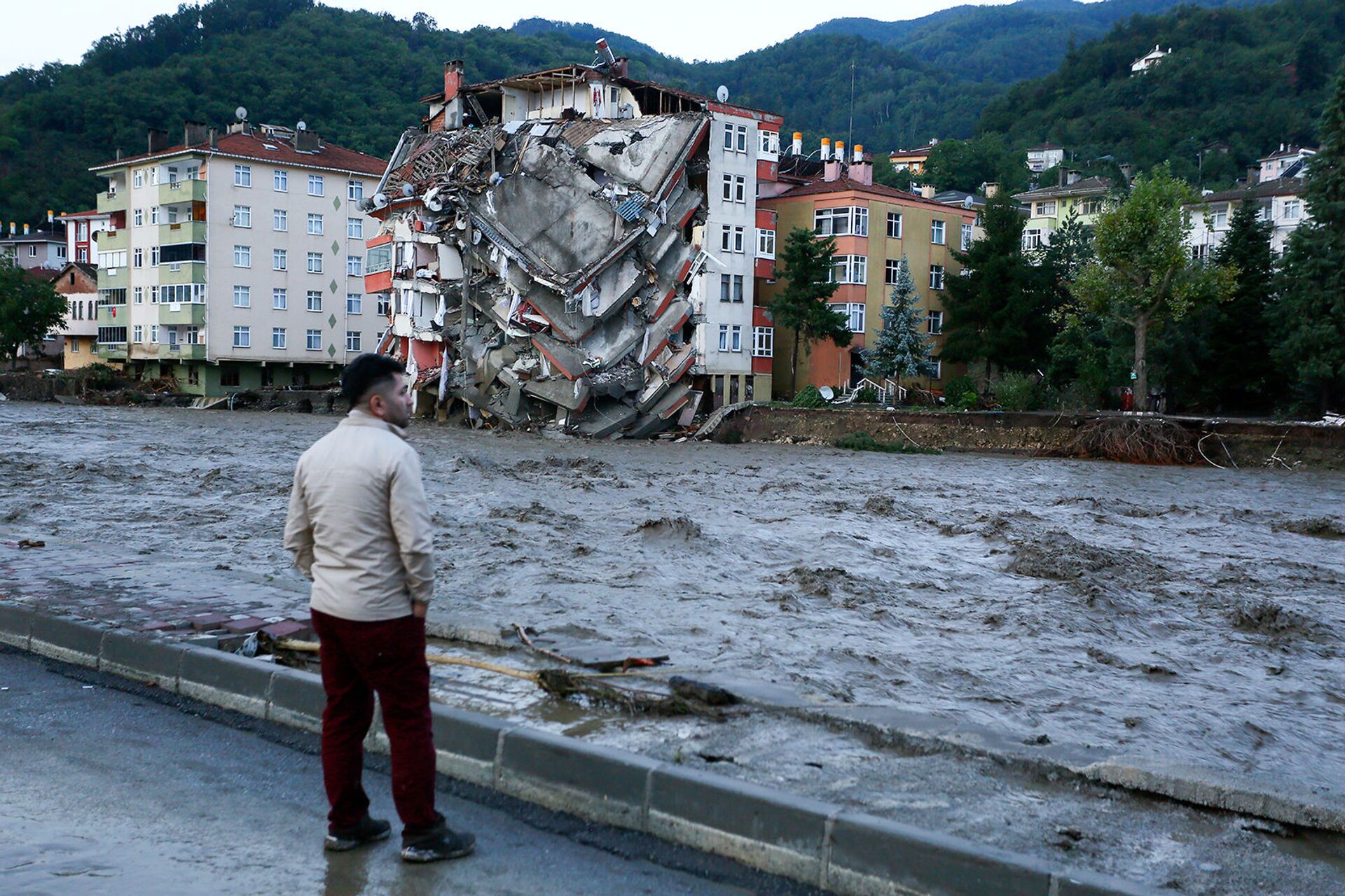Мужчина смотрит на разрушения, вызванные паводковыми водами в городе Бозкурт турецкой провинции Кастамону (12 августа 2021). Турция - Sputnik Արմենիա, 1920, 14.09.2021