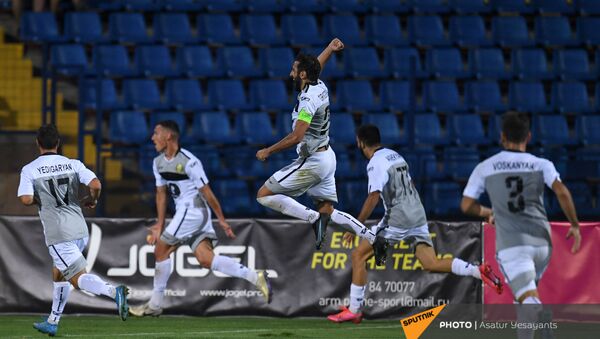 Футболисты Алашкерта празднуют забитый гол в ворота Кайрата во время второго матча квалификационного раунда Лиги Европы (12 августа 2021). Еревaн - Sputnik Армения