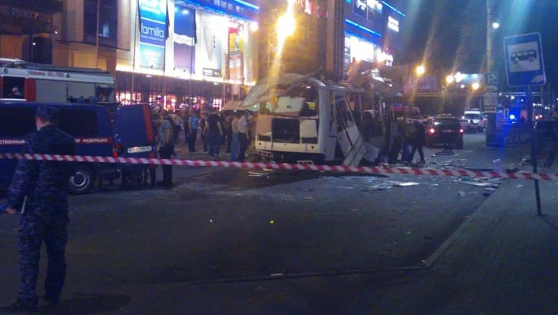 Место взрыва пассажирского автобуса на остановке у перекрестка улиц Плехановская и Кольцовская (12 августа 2021). Воронеж