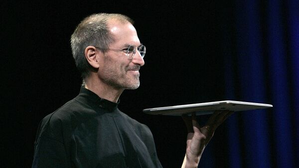 Гендиректор и соучредитель Apple Стив Джобс держит новый портативный компьютер MacBook Air на открытии выставки Macworld 2008 (15 января 2008). Сан-Франциско - Sputnik Армения