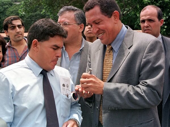 Վենեսուելայի նախագահ Ուգո Չավեսն ինքնագիր է տալիս իր կողմնակիցին - Sputnik Արմենիա
