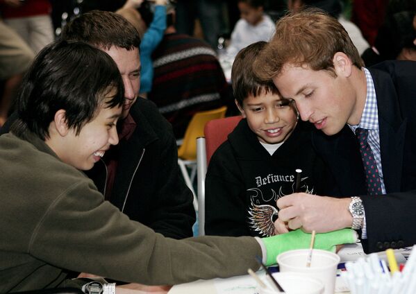 Արքայազն Ուիլյամը ստորագրում է Բրենդոն Քրունի ձեռքին Օքլենդի մանկական հիվանդանոց այցելության ժամանակ (5 հուլիսի 2005): Նոր Զելանդիա - Sputnik Արմենիա