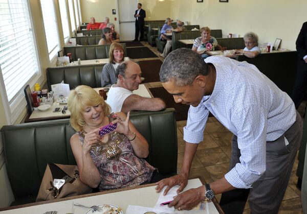 ԱՄՆ նախագահ Բարաք Օբաման ստորագրում է Լենոքսի տեղական ռեստորանում ընթրիքի ժամանակ (2013 թվականի օգոստոսի 23) ։ Փենսիլվանիա նահանգ - Sputnik Արմենիա