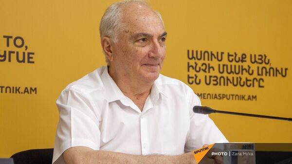 Лидер Демократической партии Арам Саркисян на пресс-конференциии - Sputnik Արմենիա