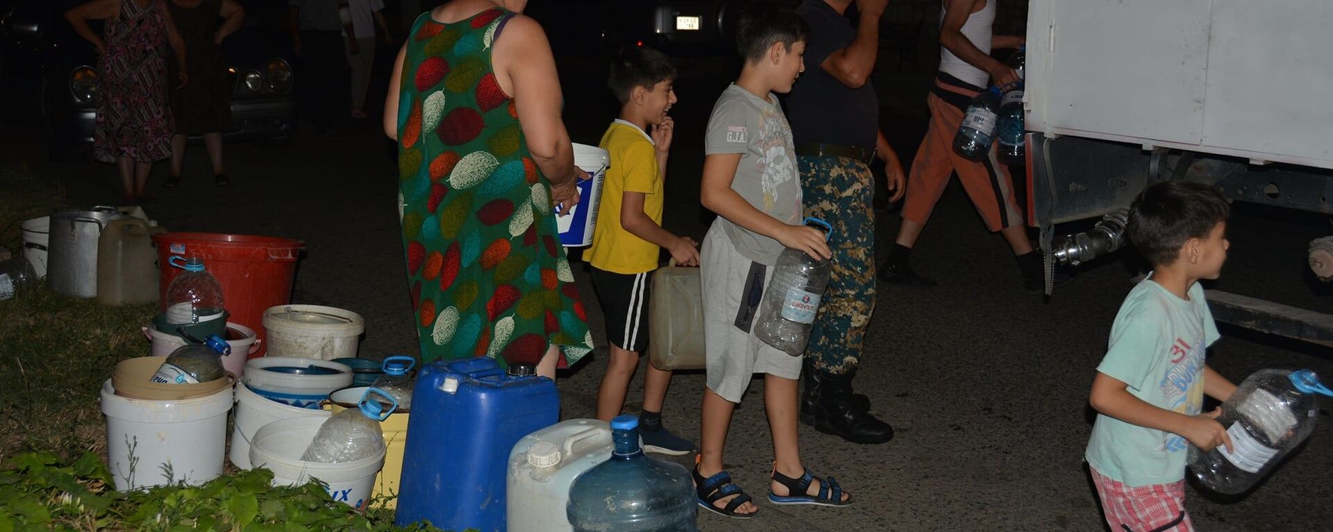 МЧС Карабаха помогает жителям с питьевой водой - Sputnik Արմենիա, 1920, 05.09.2021
