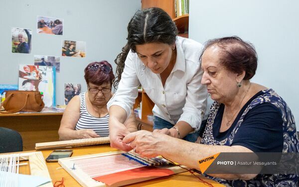 Подопечные Центра обеспечения здоровья и ухода пожилых людей за творческой работой - Sputnik Армения