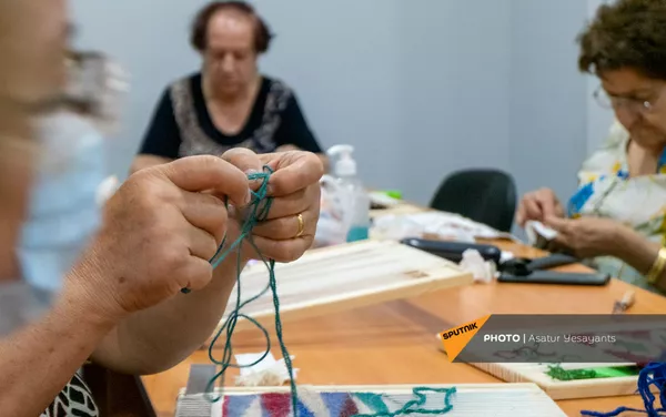 Подопечные Центра обеспечения здоровья и ухода пожилых людей в творческом процессе Подопечные Центра обеспечения здоровья и ухода пожилых людей в творческом процессе - Sputnik Армения