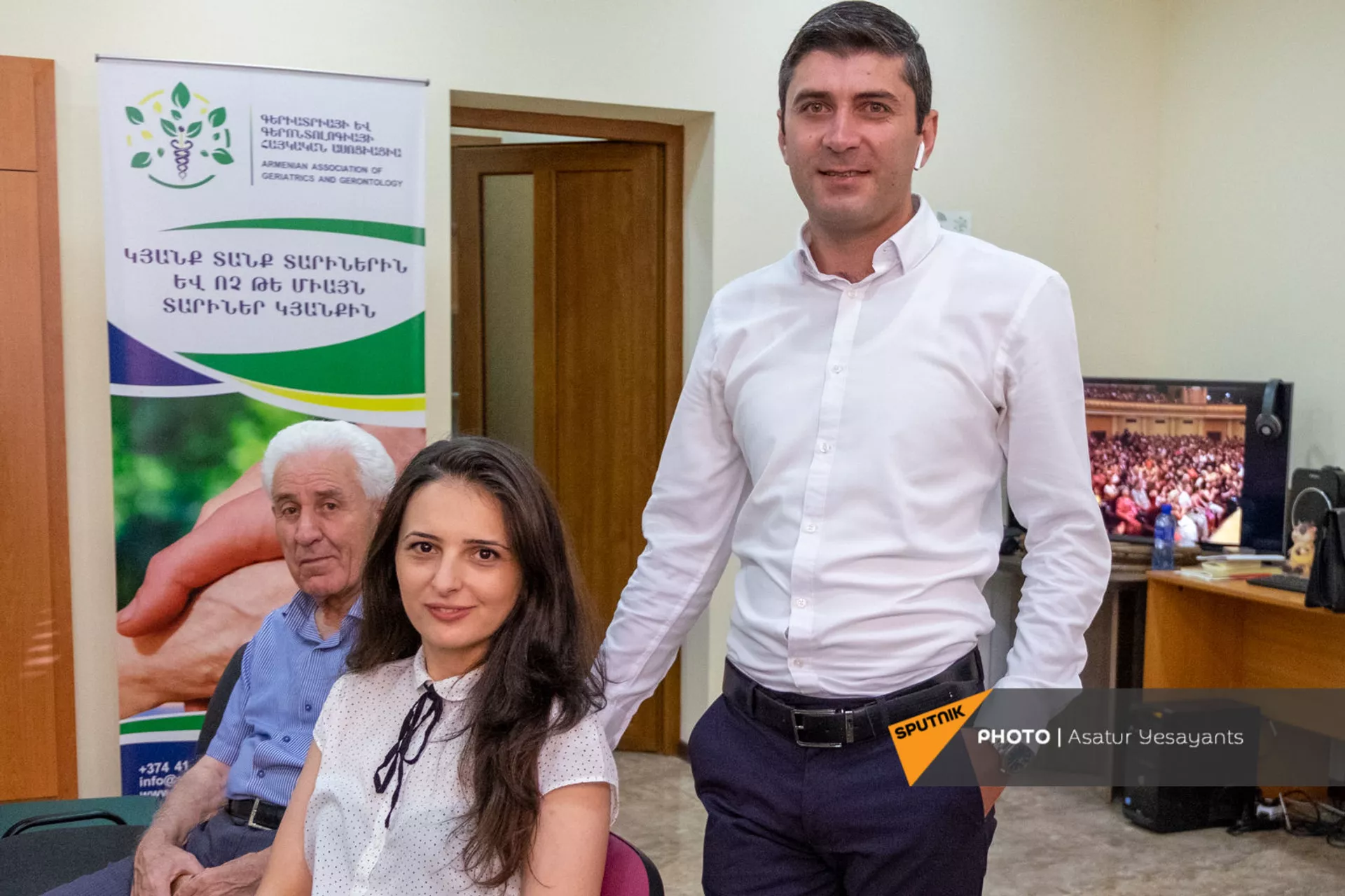 Директор и замдиректора Центра обеспечения здоровья и ухода пожилых людей Артур Торосян и Лилит Мурадян Директор и замдиректора Центра обеспечения здоровья и ухода пожилых людей Артур Торосян и Лилит Мурадян - Sputnik Армения, 1920, 14.09.2021