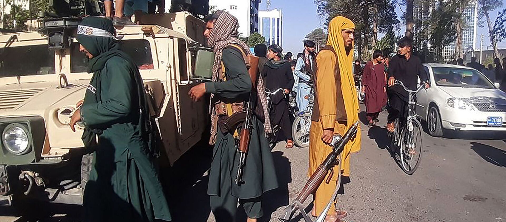 Боевики Талибана охраняют обочину дороги в Герате (13 августа 2021). Афганистан - Sputnik Արմենիա, 1920, 29.08.2021