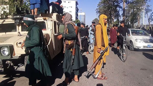 Боевики Талибана охраняют обочину дороги в Герате (13 августа 2021). Афганистан - Sputnik Армения