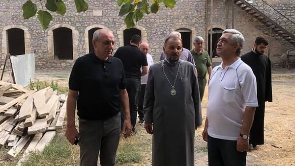 Экс-президен Серж Саргсян во время посещения монастыря Амарас - Sputnik Արմենիա