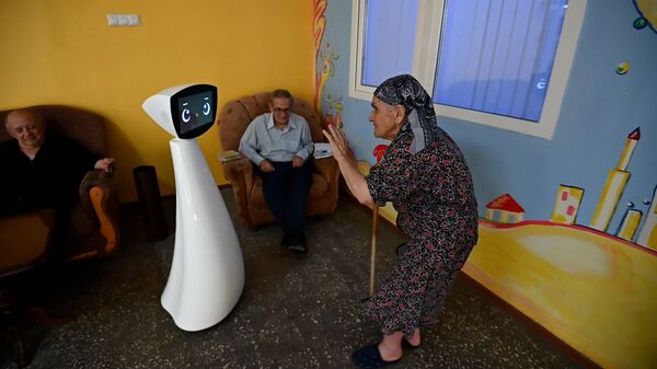 Робот по имени Робин изменил жизнь дома престарелых в Норке - Sputnik Армения