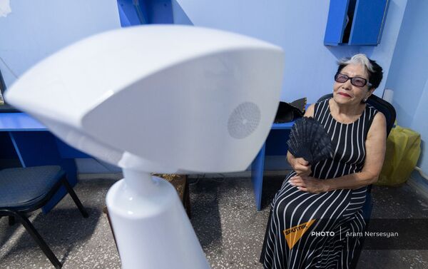 Тетя Роза беседует с роботом Робином в норкском доме-интернате. - Sputnik Армения