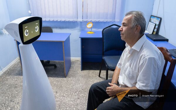 Дядя Альберт беседует с роботом Робином в норкском доме-интернате. - Sputnik Армения
