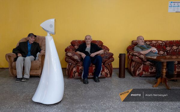 Робот Робин проезжает мимо постояльцев норкского дома-интерната. - Sputnik Армения