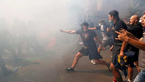 Потасовка между демонстрантами и полицией во время акции протеста активистов политической партии Национальный корпус перед зданием Администрации президента Украины (14 августа 2021). Киев - Sputnik Армения