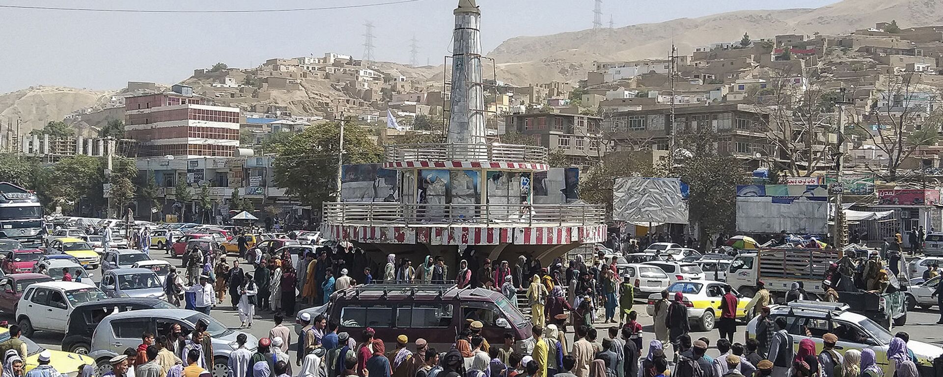 Флаг талибов на главной городской площади в Пули-Хумри, столице провинции Баглан, в 200 км к северу от Кабула (11 августа 2021). Афганистан - Sputnik Армения, 1920, 09.09.2021