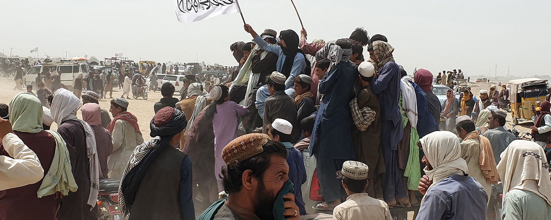 Люди размахивают флагами талибов в городе Чаман на афгано-пакистанской границе (14 июля 2021). Пакистан - Sputnik Армения, 1920, 22.10.2021