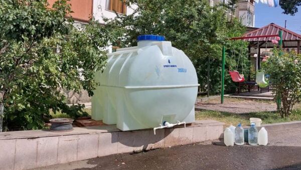 Баки с питьевой водой от Миссии Международного комитета Красного Креста в Степанакерте - Sputnik Արմենիա