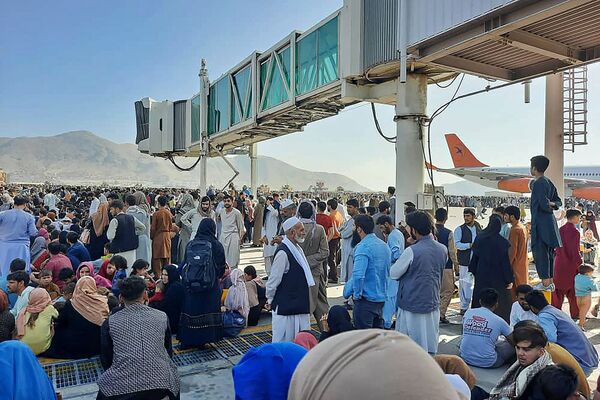 Афганцы толпятся на летном поле кабульского аэропорта, чтобы бежать из страны (16 августа 2021). Афганистан - Sputnik Армения