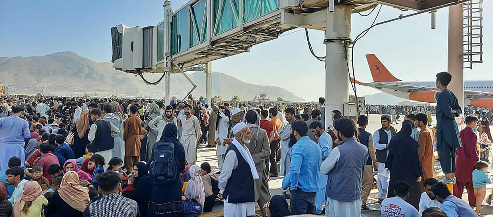 Афганцы толпятся на летном поле кабульского аэропорта, чтобы бежать из страны (16 августа 2021). Афганистан - Sputnik Արմենիա, 1920, 17.08.2021