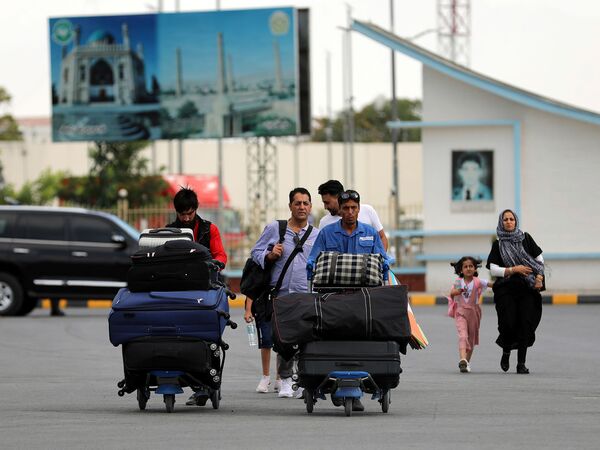 Пассажиры идут к терминалу вылета международного аэропорта имени Хамида Карзая в Кабуле (14 августа 2021). Афганистан - Sputnik Армения