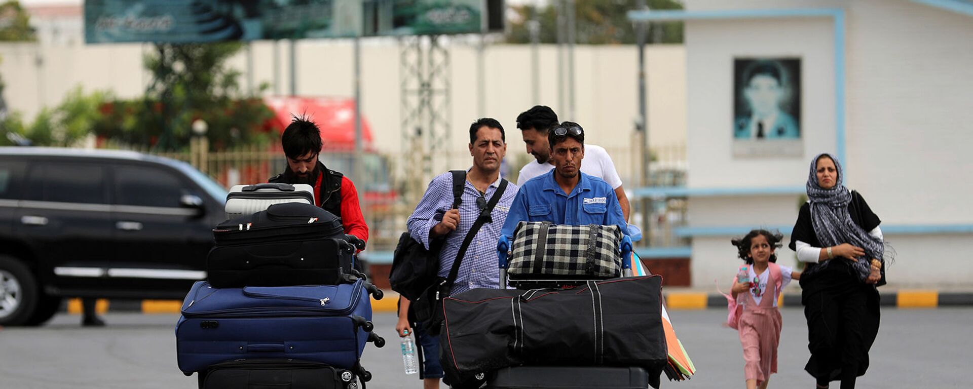 Пассажиры идут к терминалу вылета международного аэропорта имени Хамида Карзая в Кабуле (14 августа 2021). Афганистан - Sputnik Армения, 1920, 16.08.2021