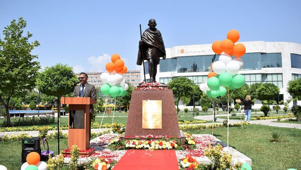 Посол Индии в Армении Кишан Дан Джал на торжественной церемонии открытия памятника Махатме Ганди в парке Буэнос-Айрес (16 августа 2021). Еревaн - Sputnik Արմենիա