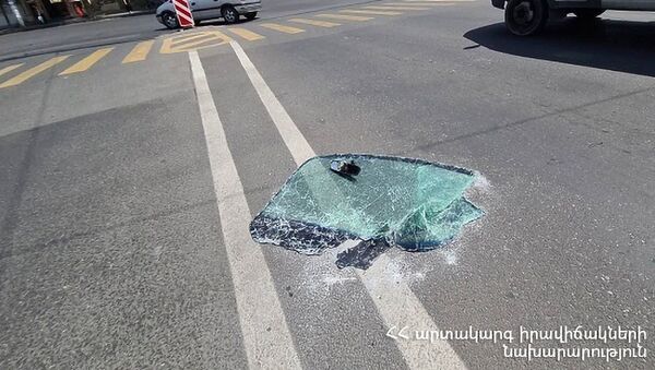 Лобовое стекло взорвавшегося от газа автомобиля в административном районе Малатия-Себастия - Sputnik Արմենիա