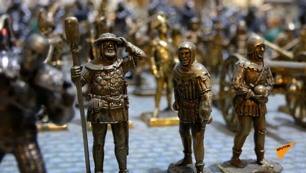 В тбилисской галерее представлены тысячи металлических фигурок от Наполеона до Дракулы. - Sputnik Армения