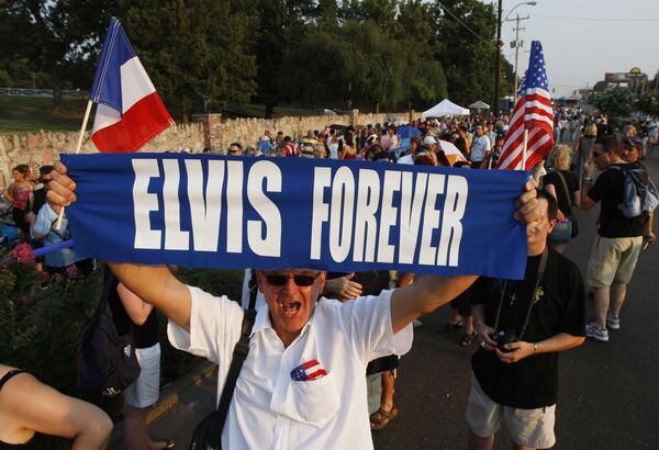 Поклонник Элвиса Пресли держит плакат, США. - Sputnik Армения