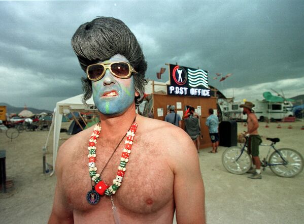 Марк из Лас-Вегаса, одетый как Элвис Пресли, на фестивале Burning Man в пустыне Блэк-Рок на севере Невады. - Sputnik Армения