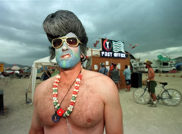 Марк из Лас-Вегаса, одетый как Элвис Пресли, на фестивале Burning Man в пустыне Блэк-Рок на севере Невады. Марк из Лас-Вегаса, одетый как Элвис Пресли, на фестивале Burning Man в пустыне Блэк-Рок на севере Невады. - Sputnik Армения