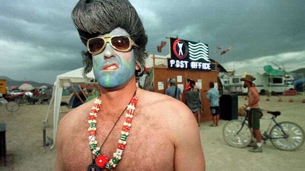Марк из Лас-Вегаса, одетый как Элвис Пресли, на фестивале Burning Man в пустыне Блэк-Рок на севере Невады - Sputnik Армения