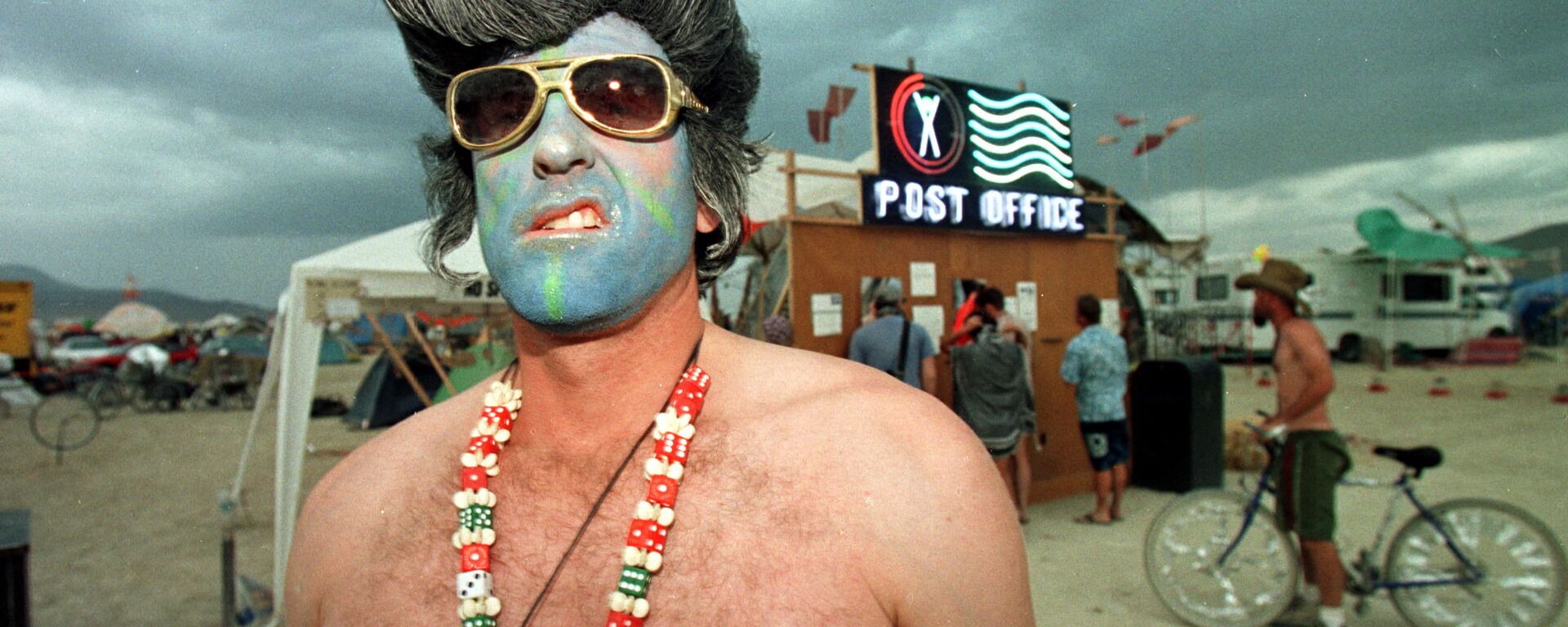 Марк из Лас-Вегаса, одетый как Элвис Пресли, на фестивале Burning Man в пустыне Блэк-Рок на севере Невады - Sputnik Армения, 1920, 16.08.2021