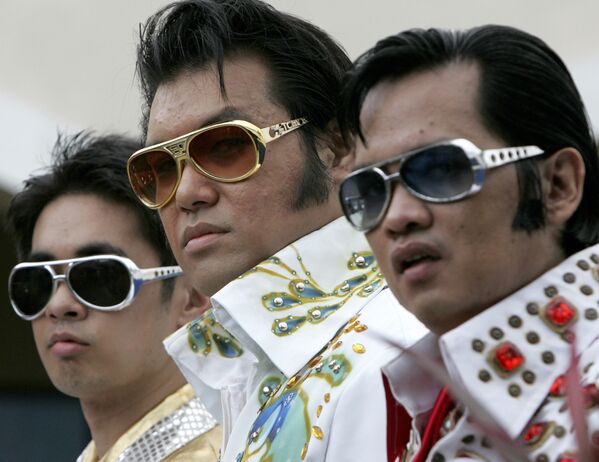 Филипинские имитаторы Элвиса Пресли (слева направо), Бьорн Роно, Ричи Баранган и Лито Хауреджуи, позируют перед выступлением в Маниле. - Sputnik Армения